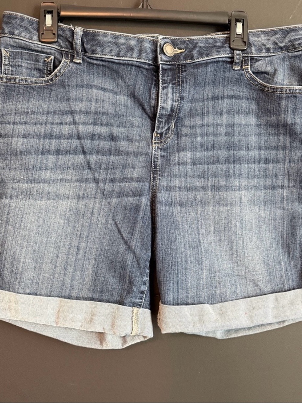 Vera Wang. Classic Mid-Wash Denim Roll-Cuff Women’s Shorts. EUC. Size 16.